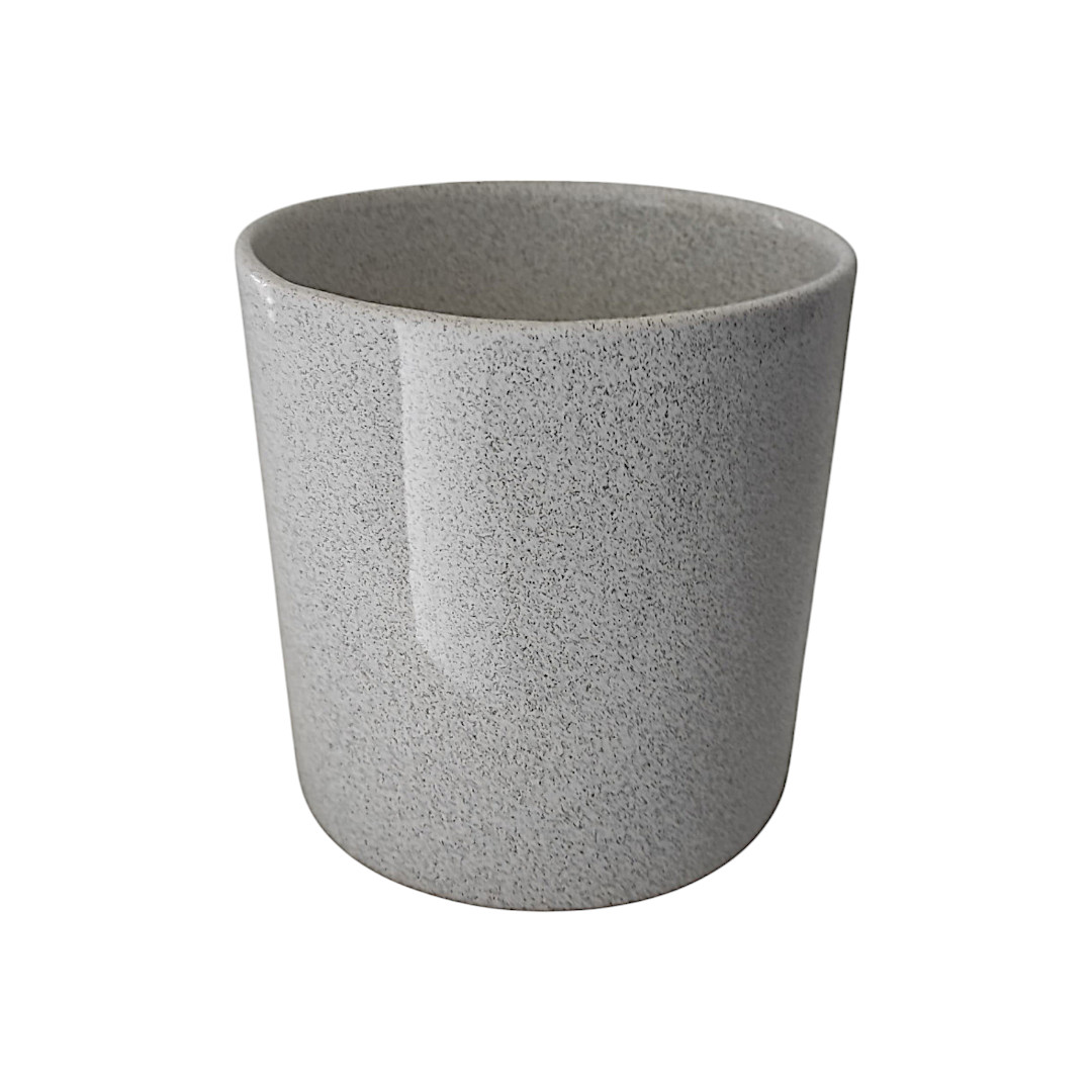 Maceta de cerámica cónica gris claro con acabado que simula la textura de piedra.