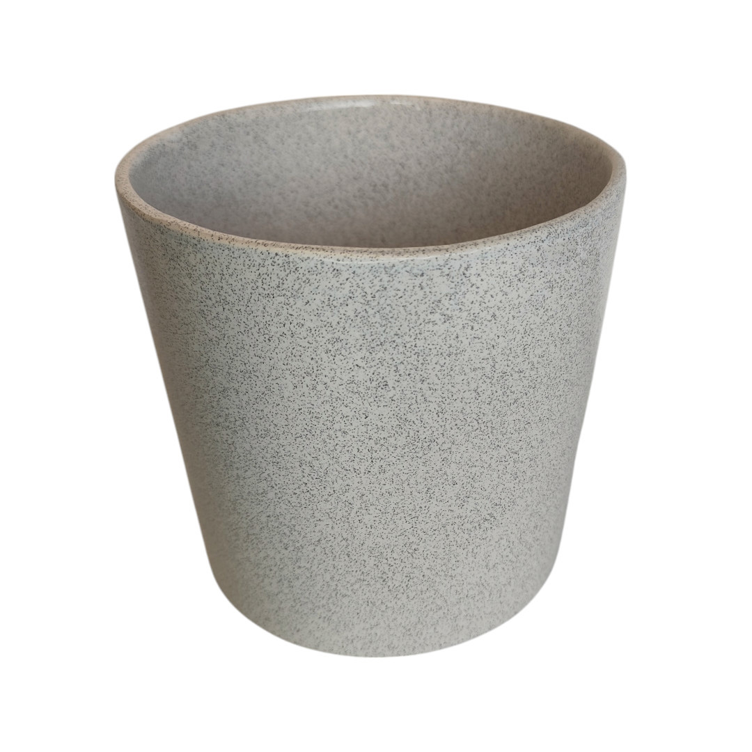 Maceta de cerámica cónica gris claro con acabado que simula la textura de piedra.