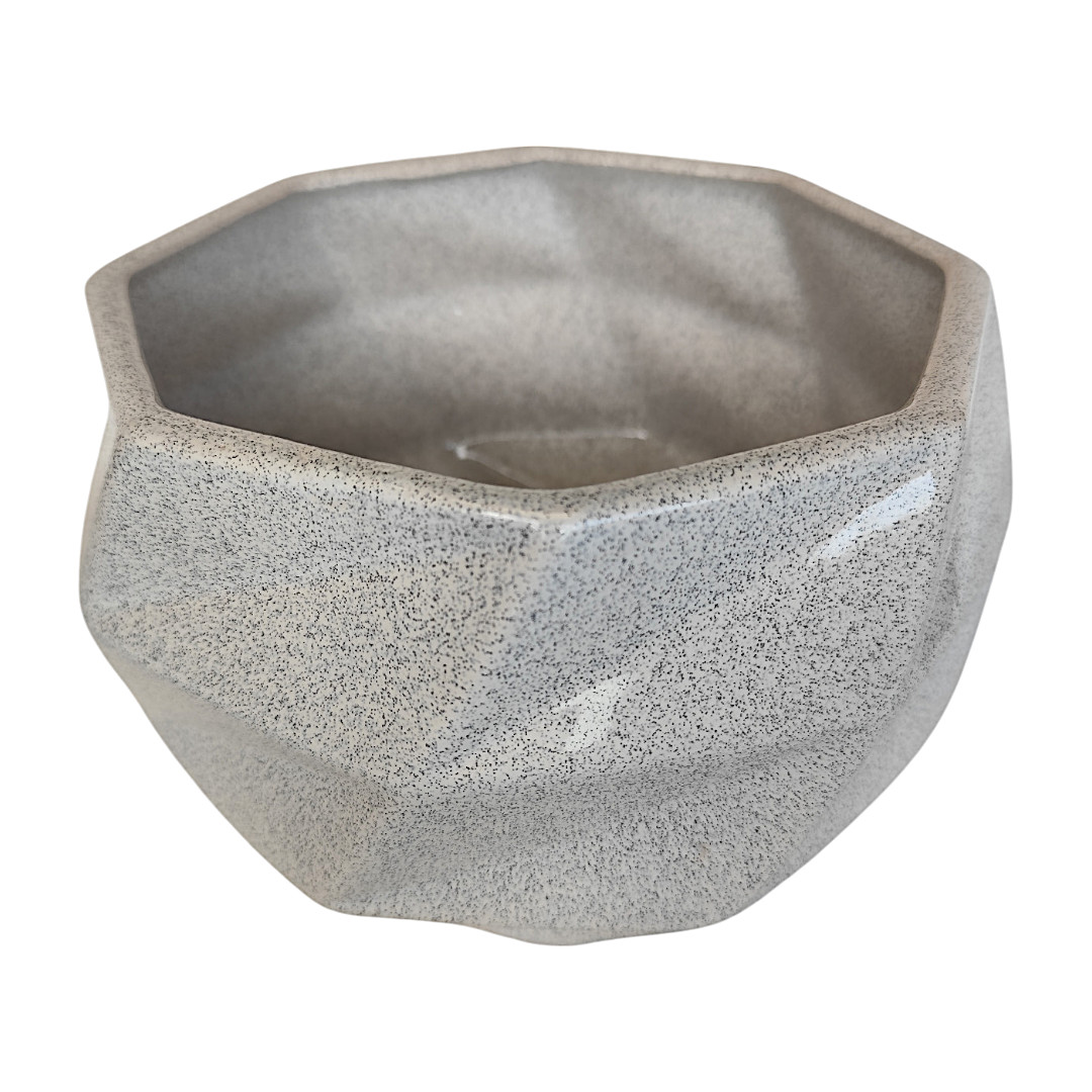 Maceta de cerámica octagonal gris claro con acabado que simula la textura de piedra.