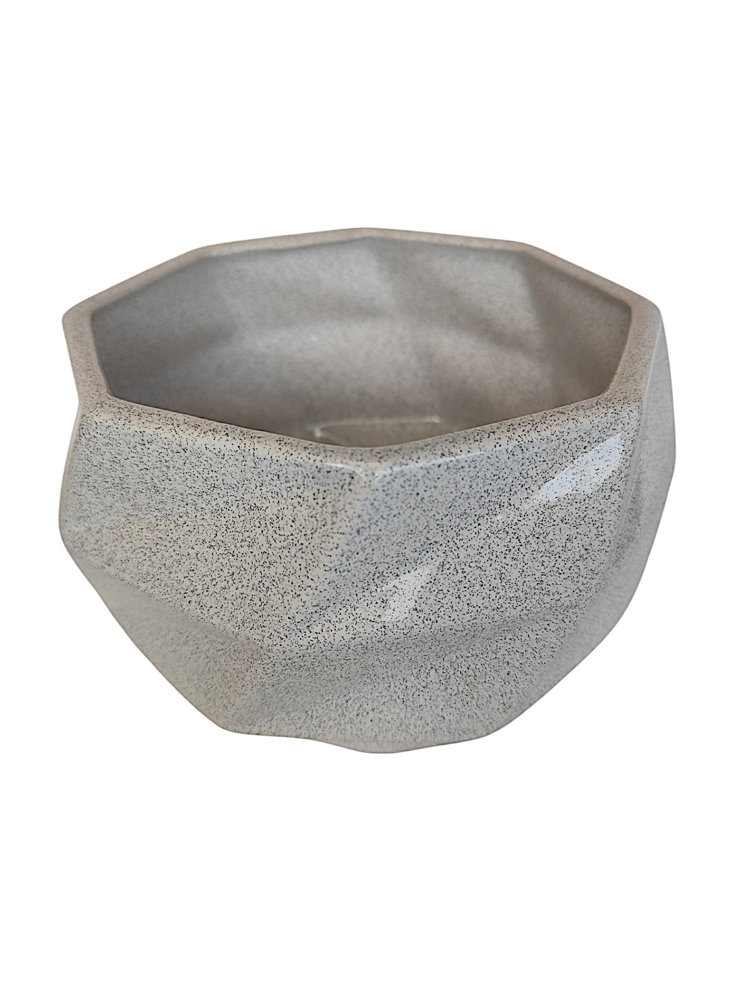 Maceta de cerámica octagonal gris claro con acabado que simula la textura de piedra.