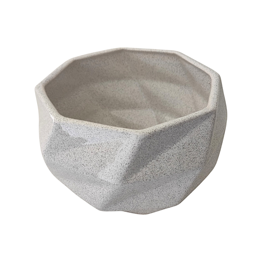 Maceta de cerámica octagonal gris claro con acabado que simula la textura de piedra.