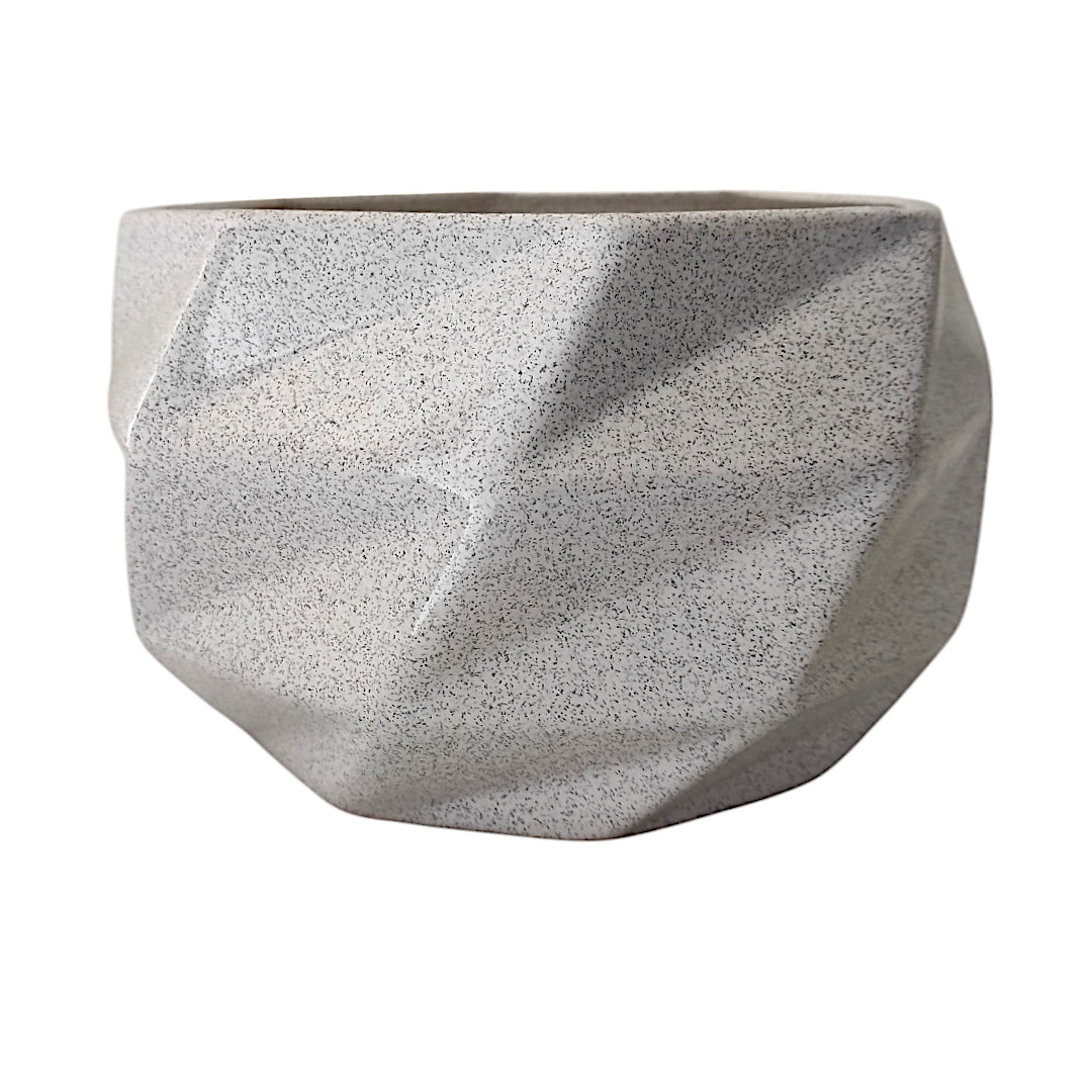 Maceta de cerámica octagonal gris claro con acabado que simula la textura de piedra.