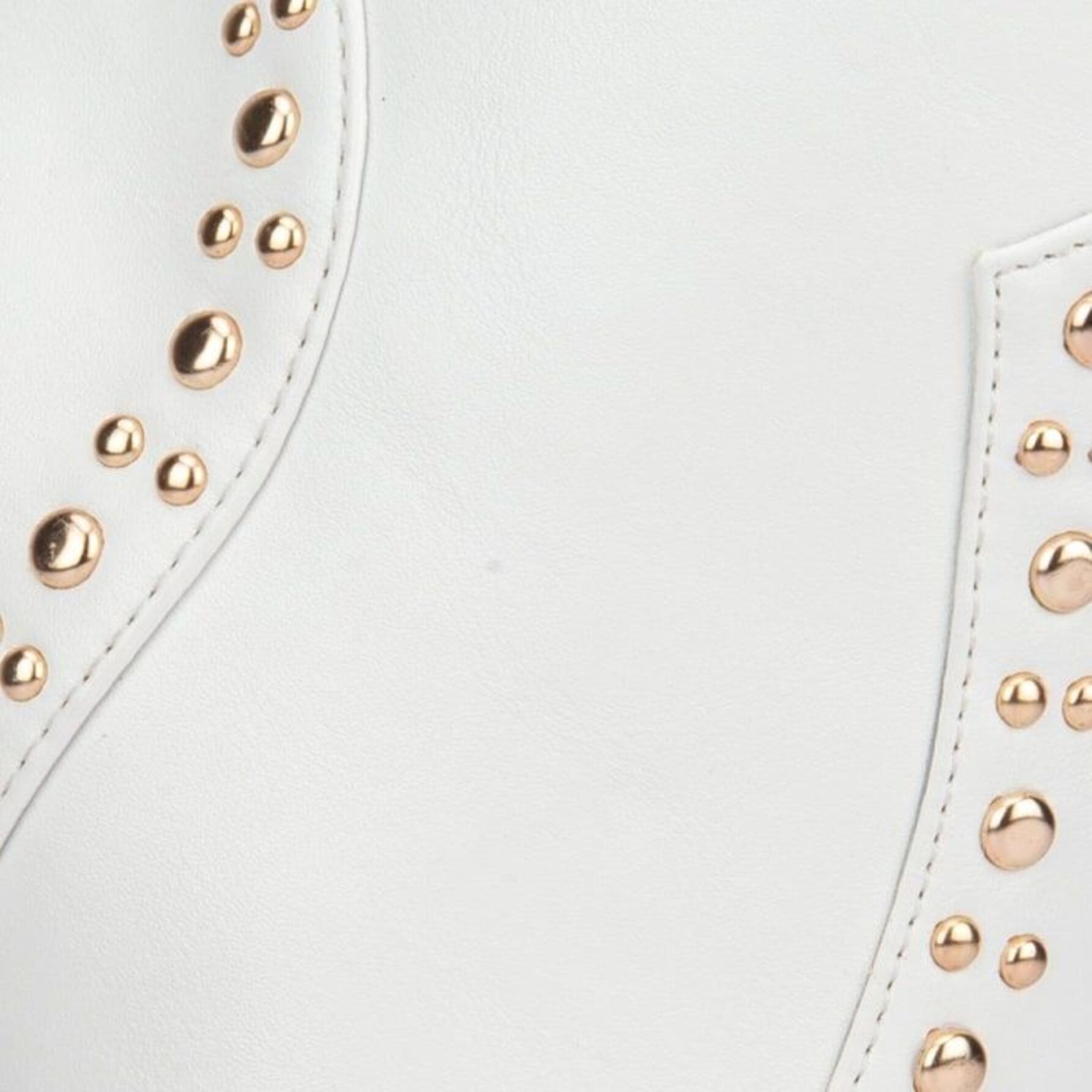 Botas para mujer, de tipo texano, con tacón alto y estoperoles dorados, cortas, con acabado napa, marca Thalia Sodi, color blanco, mod. 1173110