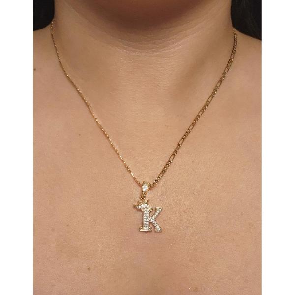 Cadena y dije de brillos con corona de oro laminado letra "K"