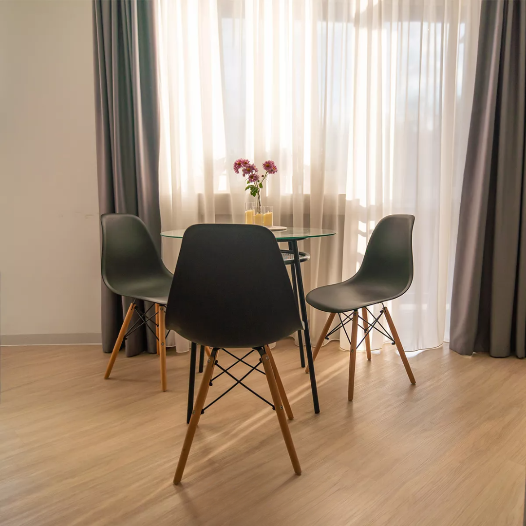Silla de comedor con estructura color madera y asiento negro x 4 unidades Negro