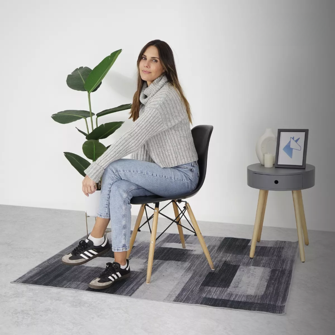 Silla de comedor con estructura color madera y asiento negro x 4 unidades Negro