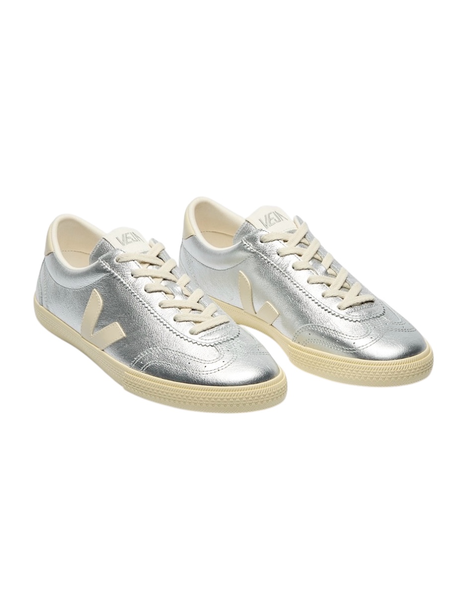 Tenis Veja para mujer color plateado con logo blanco, agujetas blancas y suela de goma 24 CM
