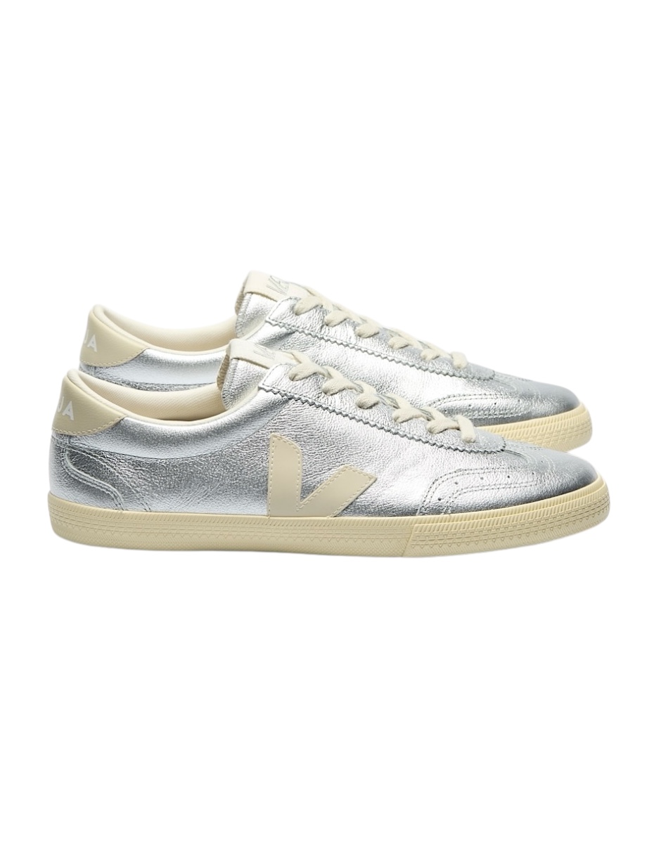 Tenis Veja para mujer color plateado con logo blanco, agujetas blancas y suela de goma 24 CM