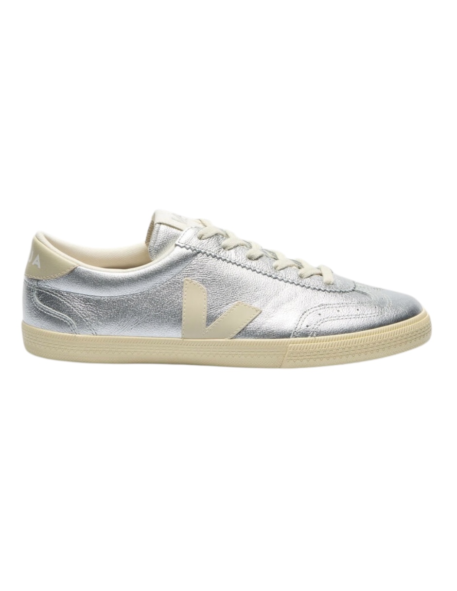 Tenis Veja para mujer color plateado con logo blanco, agujetas blancas y suela de goma 24 CM