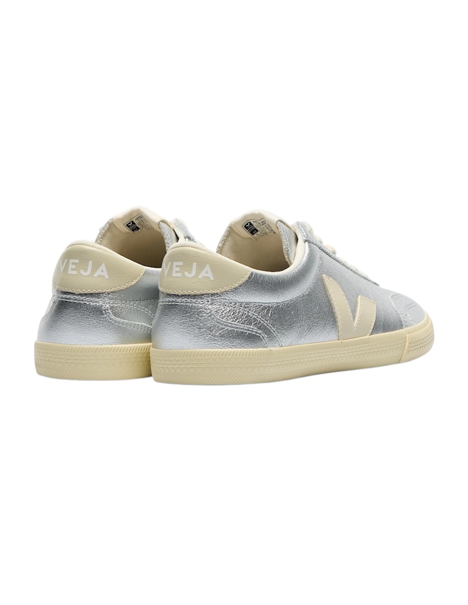 Tenis Veja para mujer color plateado con logo blanco, agujetas blancas y suela de goma 24 CM