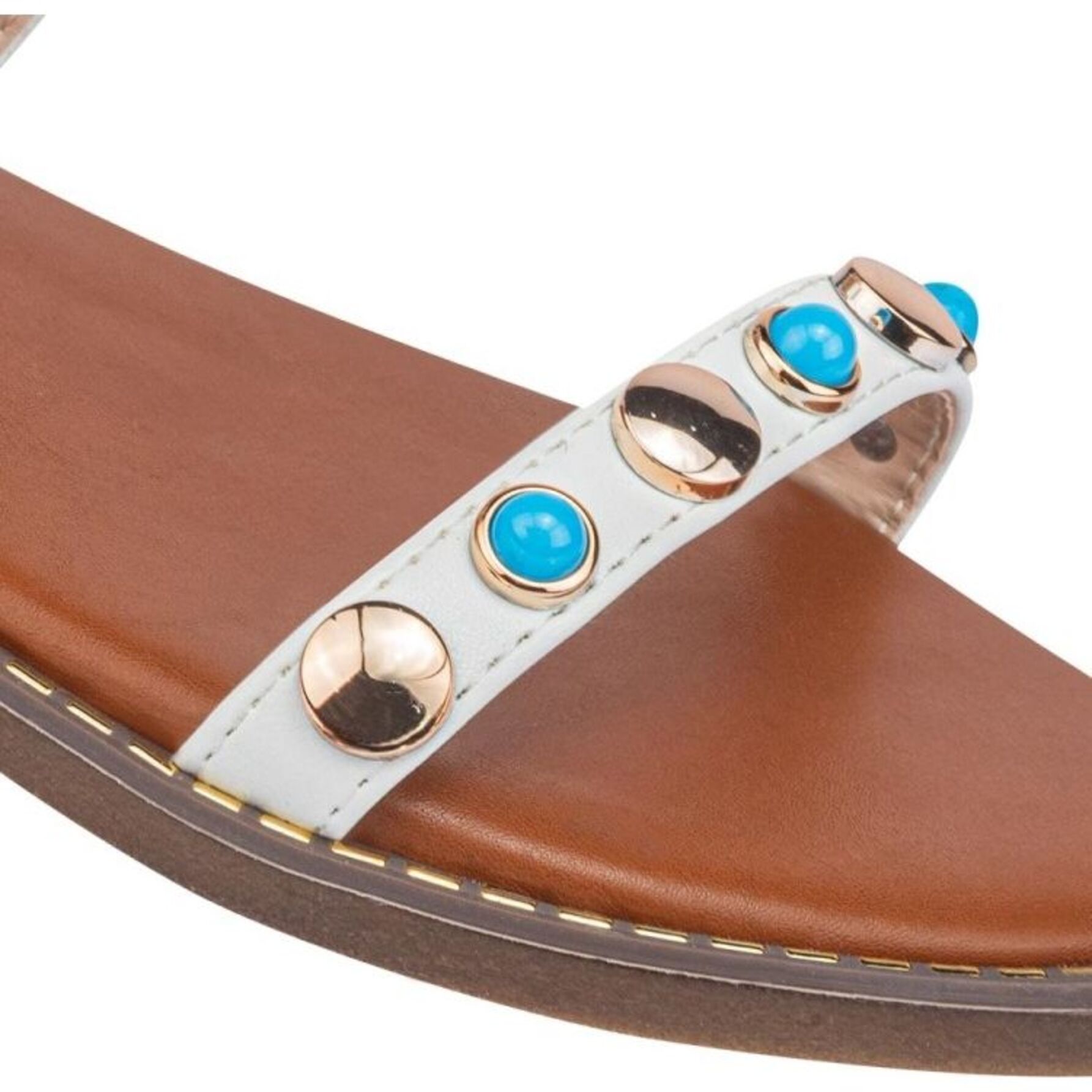Sandalia para mujer, plana, casual, con banda con estoperoles, talón con pulsera, acabado napa, marca PBPS, color blanco, mod. 1190846 