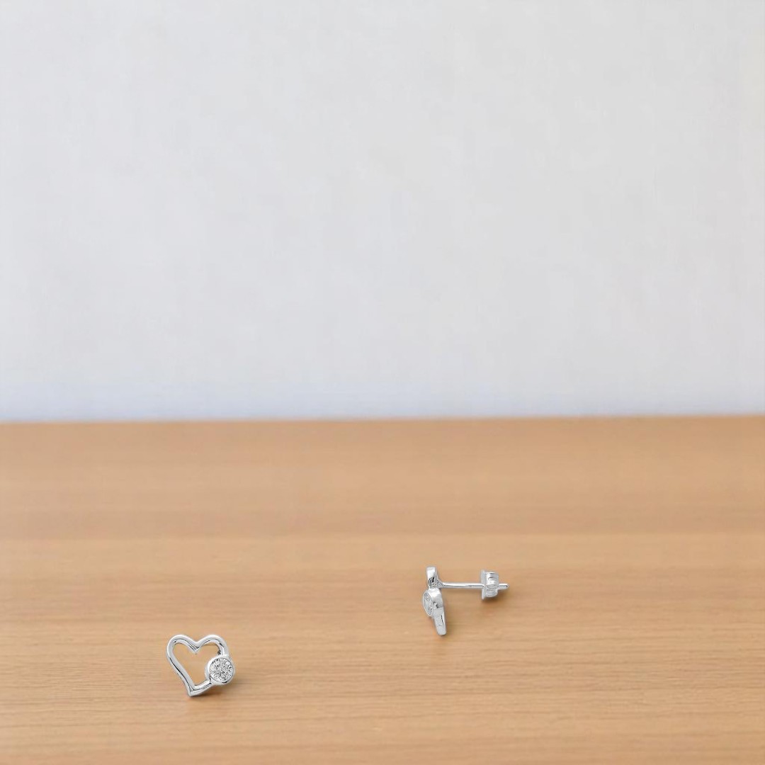 Arete con Diseño de Corazoncito con Circonia Incrustada en Plata .925 + Obsequio