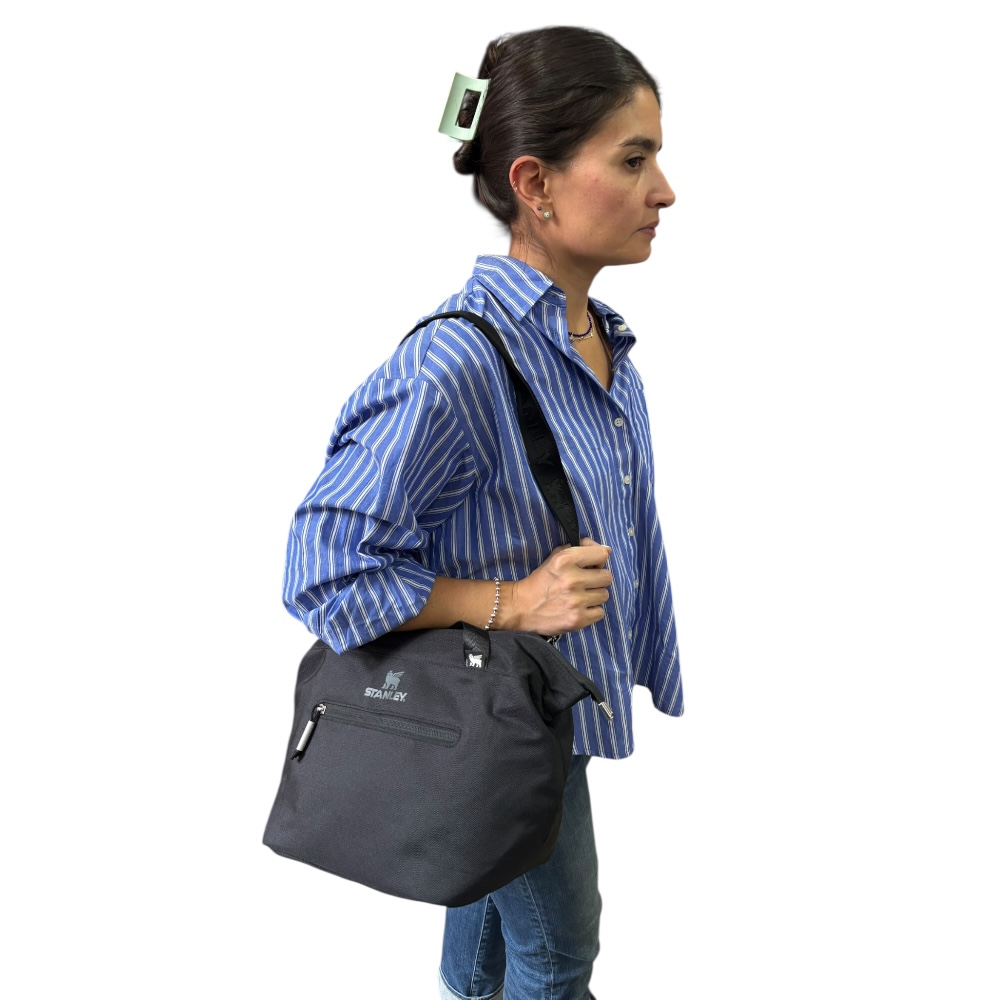 Lonchera Julliene all day Stanley negra fabricada 100% con poliester reciclado,