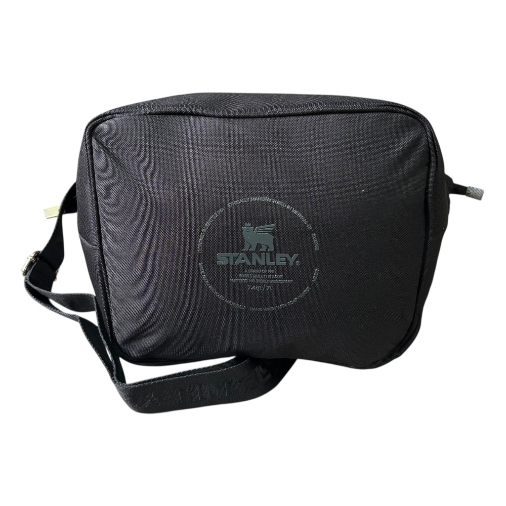 Lonchera Julliene all day Stanley negra fabricada 100% con poliester reciclado,