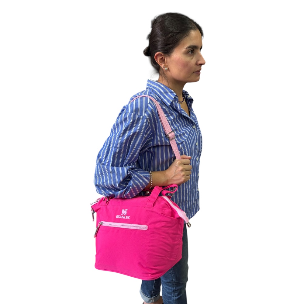 Lonchera Julliene all day Stanley rosa fabricada 100% con poliester reciclado