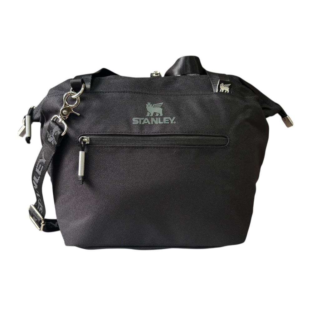 Lonchera Julliene all day Stanley negra fabricada 100% con poliester reciclado,