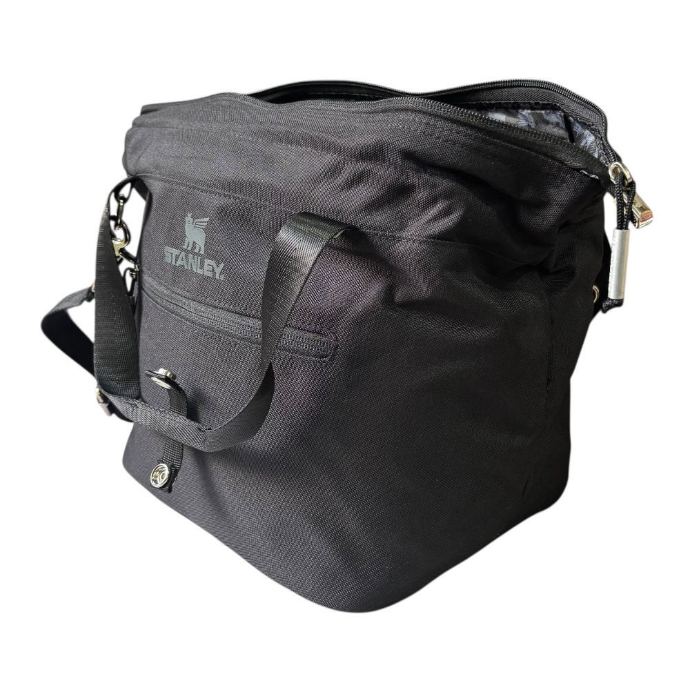 Lonchera Julliene all day Stanley negra fabricada 100% con poliester reciclado,