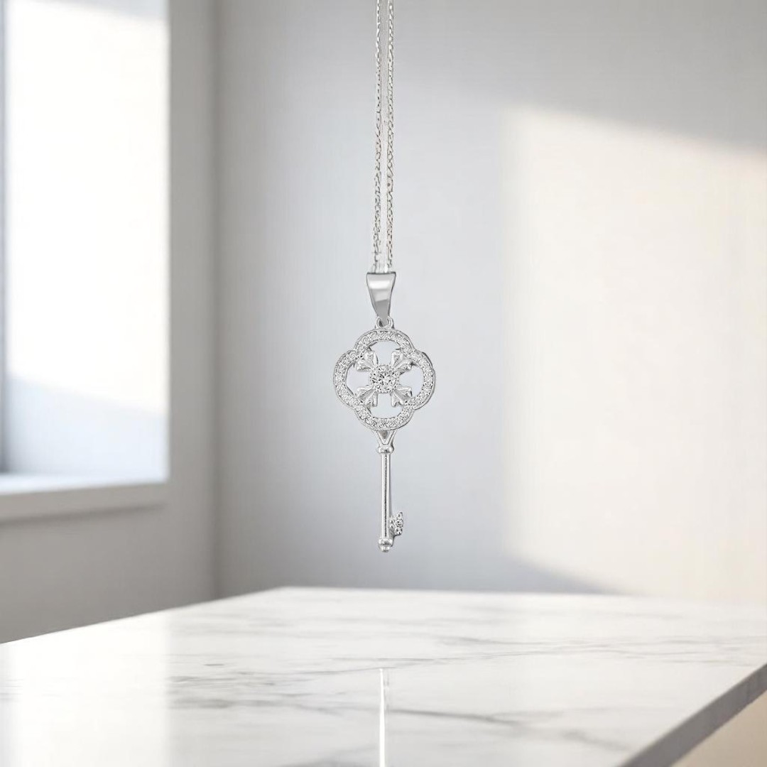 Dije de Llave  con forma de Flor con Circonias en Plata .925  + Obsequio 