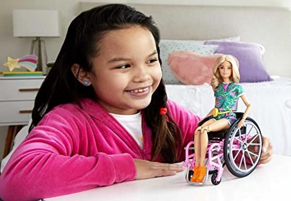 Barbie Fashionistas Doll #165 with Wheelchair & Ramp, Wavy Blonde Hair & Tropical-Print Outfit with Accessories (Amazon Exclusive)