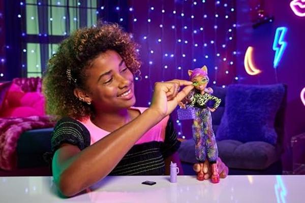 Monster High Scare-adise Island Clawdeen Wolf Doll with Swimsuit, Joggers & Beach Accessories Like Visor, Water Bottle, & Book