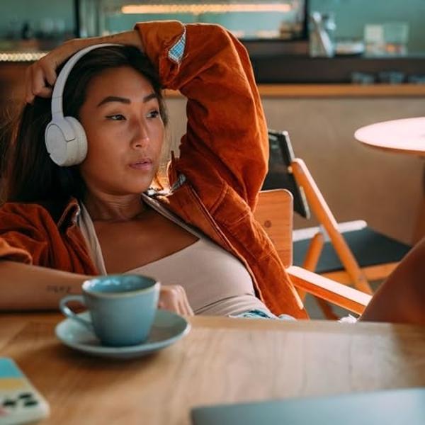 JBL Tune 520BT - Wireless On-Ear Headphones, Up to 57H Battery Life and Speed Charge, Lightweight, Comfortable and Foldable Design, Hands-Free Calls with Voice Aware (White)