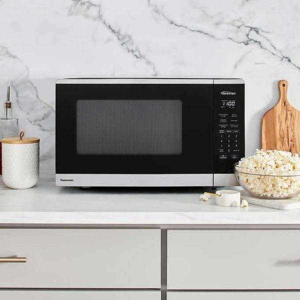 Galanz GLCMKZ11BER10 Retro Countertop Microwave Oven with Auto Cook & Reheat, Defrost, Quick Start Functions, Easy Clean with Glass Turntable, Pull Handle, 1.1 cu ft, Blue