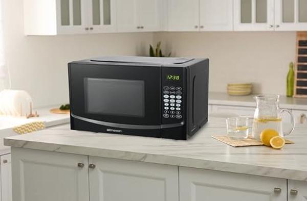 Galanz GLCMKZ07GNR07 Retro Countertop Microwave Oven with Auto Cook & Reheat, Defrost, Quick Start Functions, Easy Clean with Glass Turntable, Pull Handle.7 cu ft, Green
