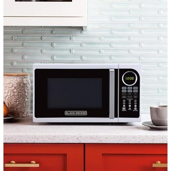 BLACK+DECKER Countertop Microwave Oven 0.9-Cu. Ft. 900-Watt with Pull Handle, LED Lighting, Child Lock, White
