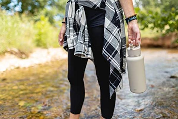 Simple Modern Water Bottle with Straw and Chug Lid Vacuum Insulated Stainless Steel Metal Thermos Bottles | Reusable Leak Proof BPA-Free Flask for Sports Gym | Summit Collection | 