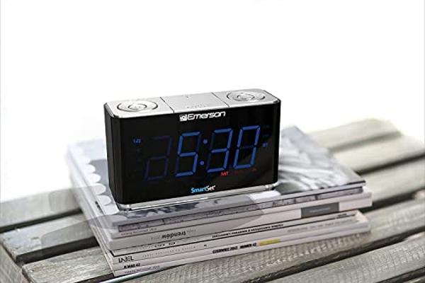 Emerson Radio SMARTSET PLL Radio Alarm Clock with 1.4” Blue LED, Bluetooth Speaker and Night Light + ER-WC100 Emerson Radio 10W Fast Wireless Charger (Black)