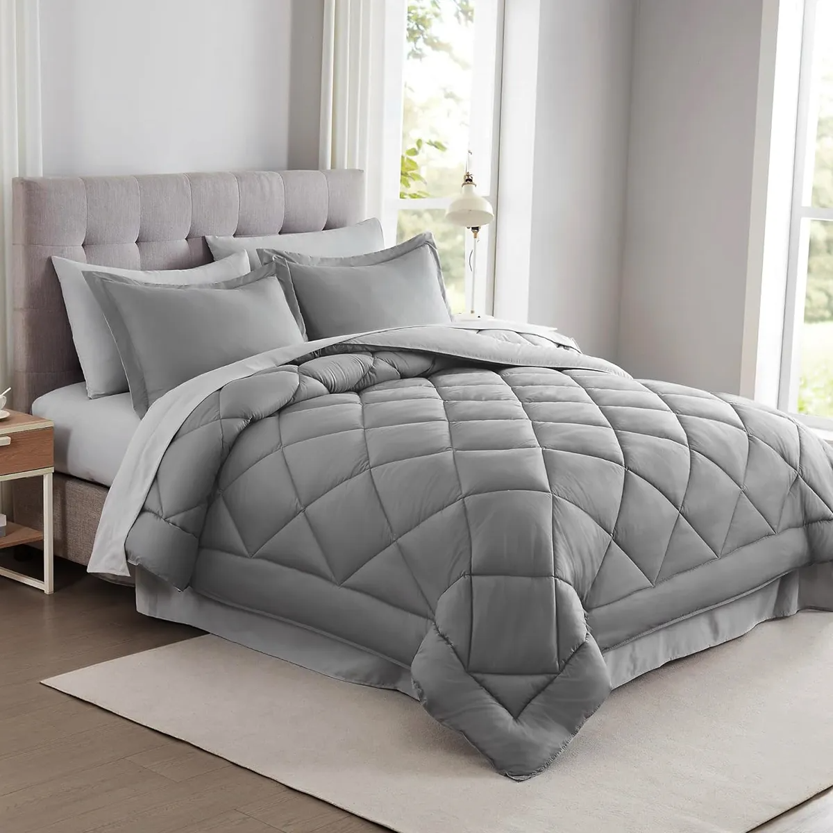 Set De 7 Piezas Edredón King Size Con 4 Fundas De Almohada, Sabana Y Funda De Colchón Gris.