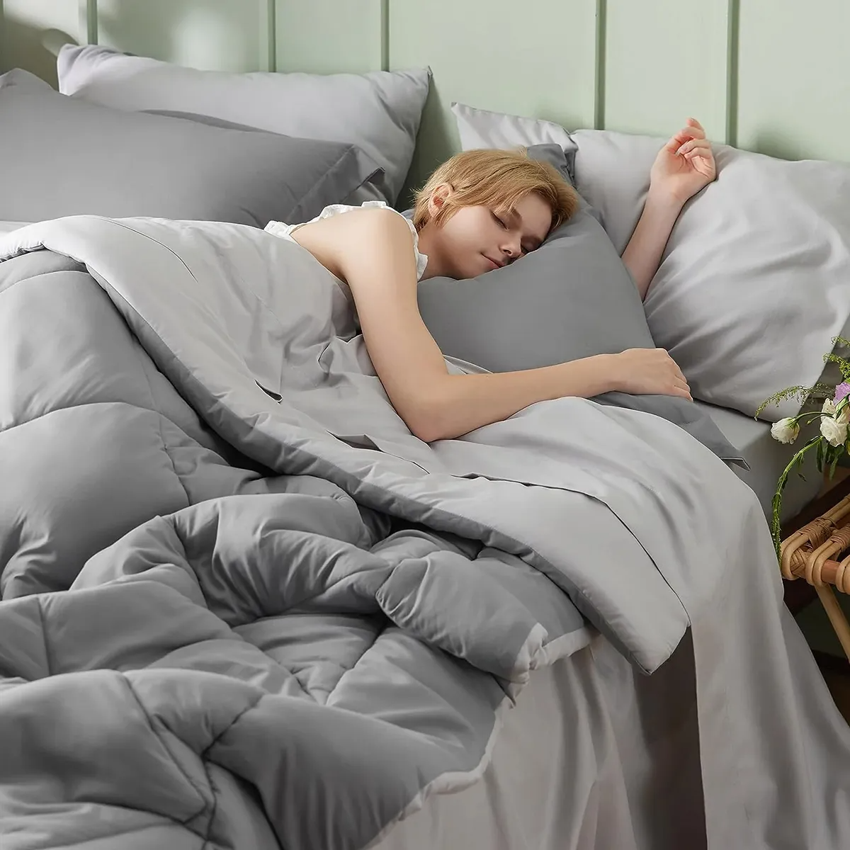 Set De 7 Piezas Edredón King Size Con 4 Fundas De Almohada, Sabana Y Funda De Colchón Gris.