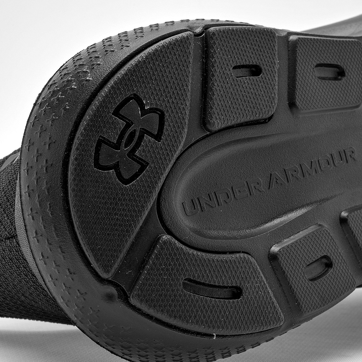 UNDER ARMOUR UA BGS Charged Rogue 5 TENIS MUJER DEPORTIVO COLOR NEGRO