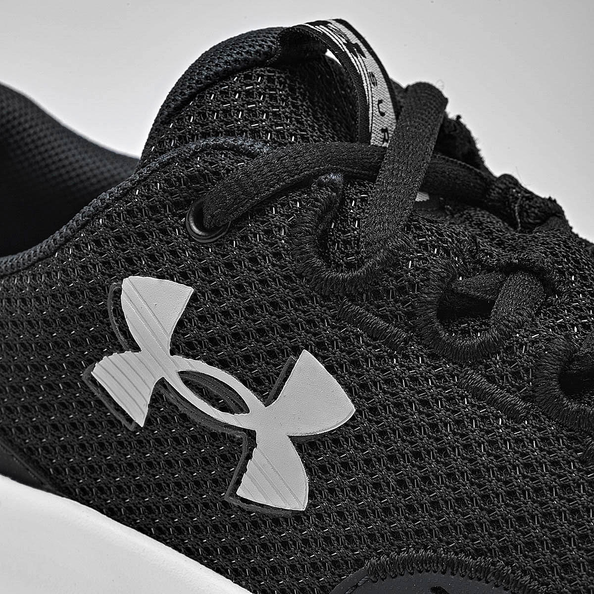 UNDER ARMOUR UA BGS Surge 4 TENIS MUJER DEPORTIVO COLOR NEGRO