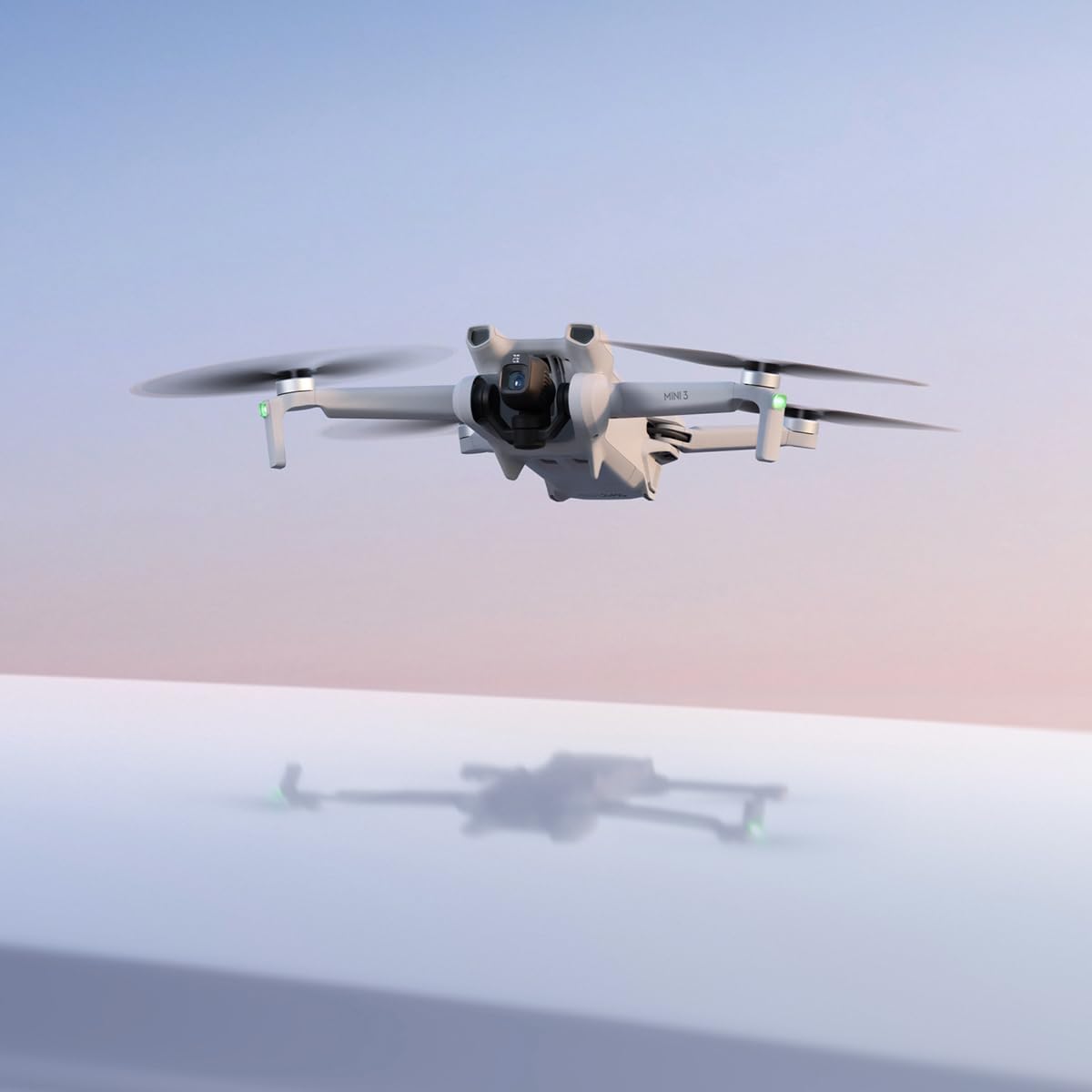 DJI Mini 3, Dron Mini con cámara Ligero y Plegable con vídeo 4K HDR, 38 min de Tiempo de Vuelo, Grabación Vertical y Funciones Inteligentes