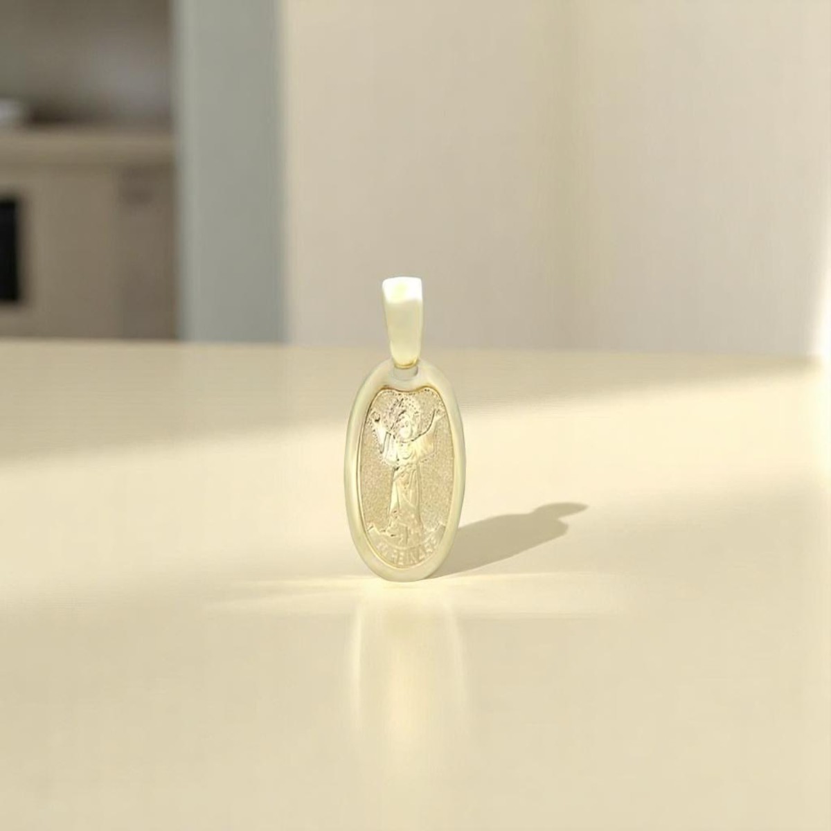 Medalla Ovalada Santo Niño en Estilo italiano con Bisel Pulido en Oro de 14 K + Obsequio