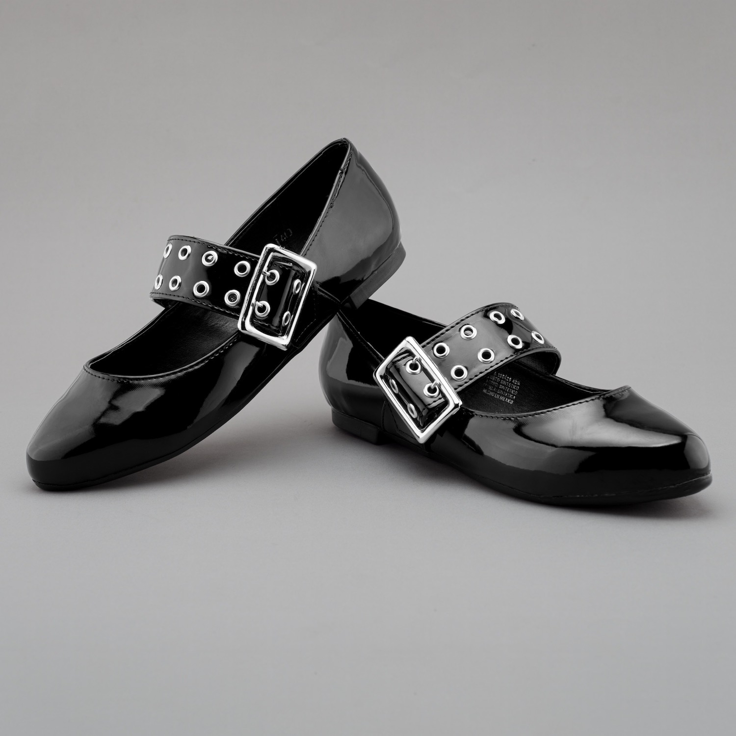 Zapato Flat de Charol Negro para Mujer con Correa