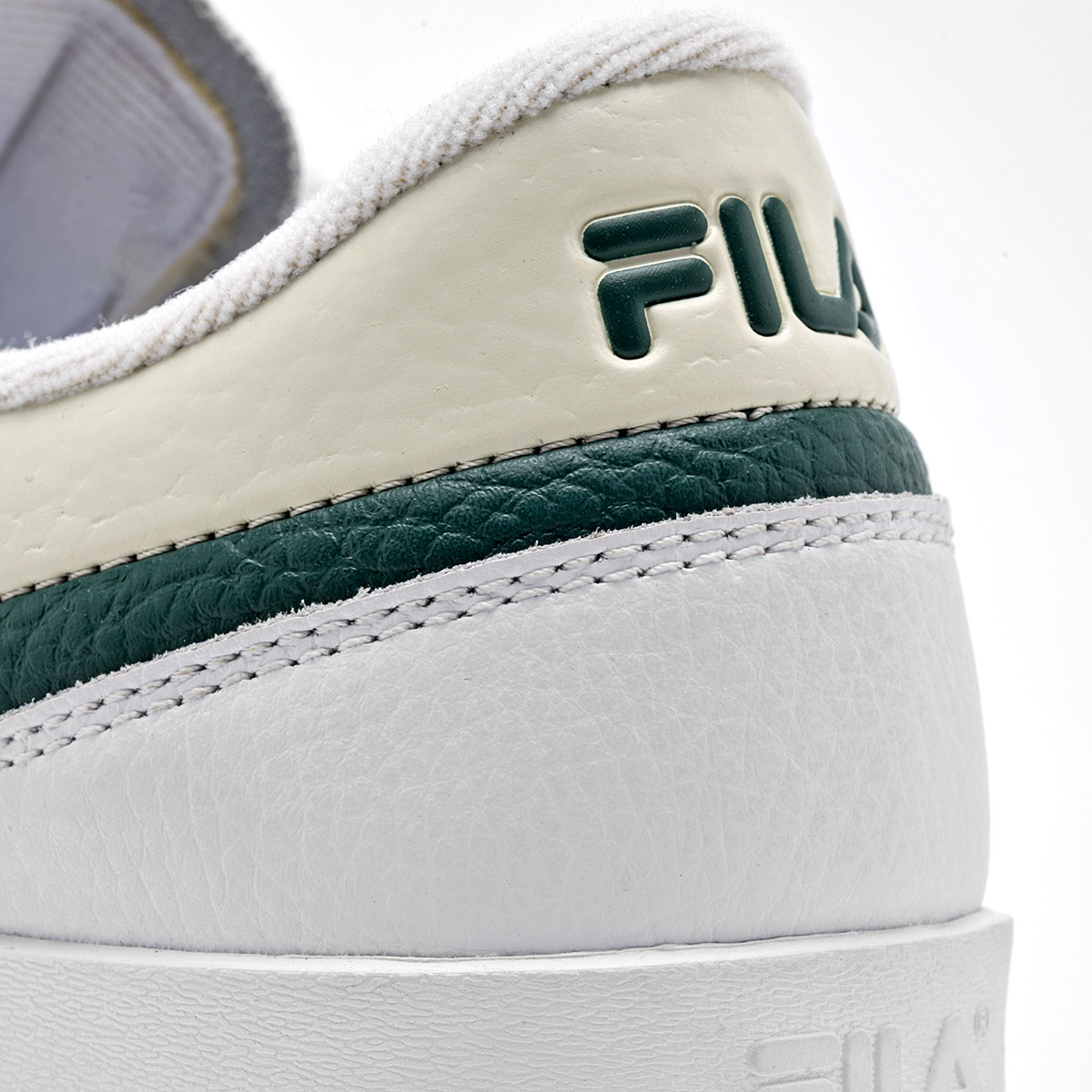 TENIS CASUAL Royalton FILA PARA MUJER COLOR BLANCO BEIGE VERDE 5TM020261
