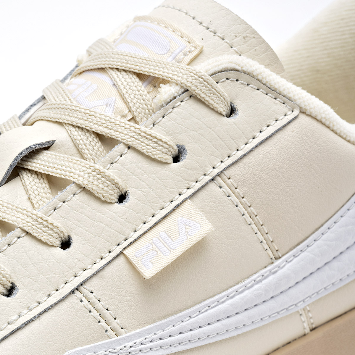 TENIS CASUAL Royalton FILA PARA MUJER COLOR BEIGE BLANCO 5TM020262
