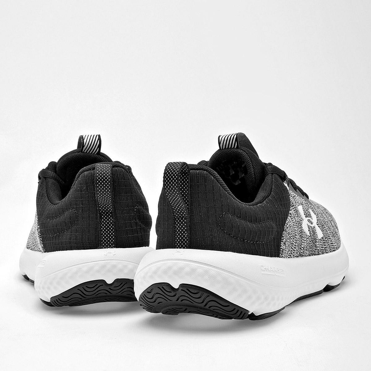 TENIS DEPORTIVO Ua Charged Revitalize UNDER ARMOUR PARA HOMBRE COLOR GRIS NEGRO 302667900