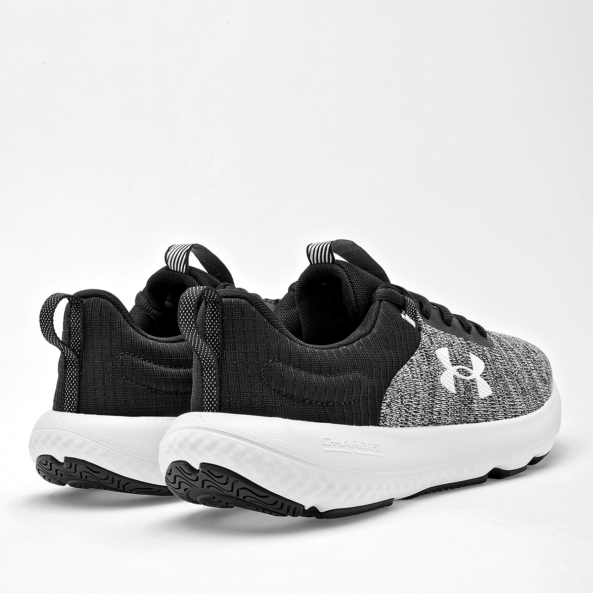 TENIS DEPORTIVO Ua Charged Revitalize UNDER ARMOUR PARA HOMBRE COLOR GRIS NEGRO 302667900