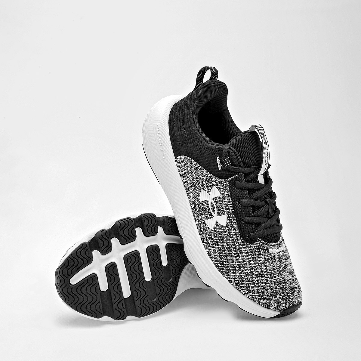 TENIS DEPORTIVO Ua Charged Revitalize UNDER ARMOUR PARA HOMBRE COLOR GRIS NEGRO 302667900