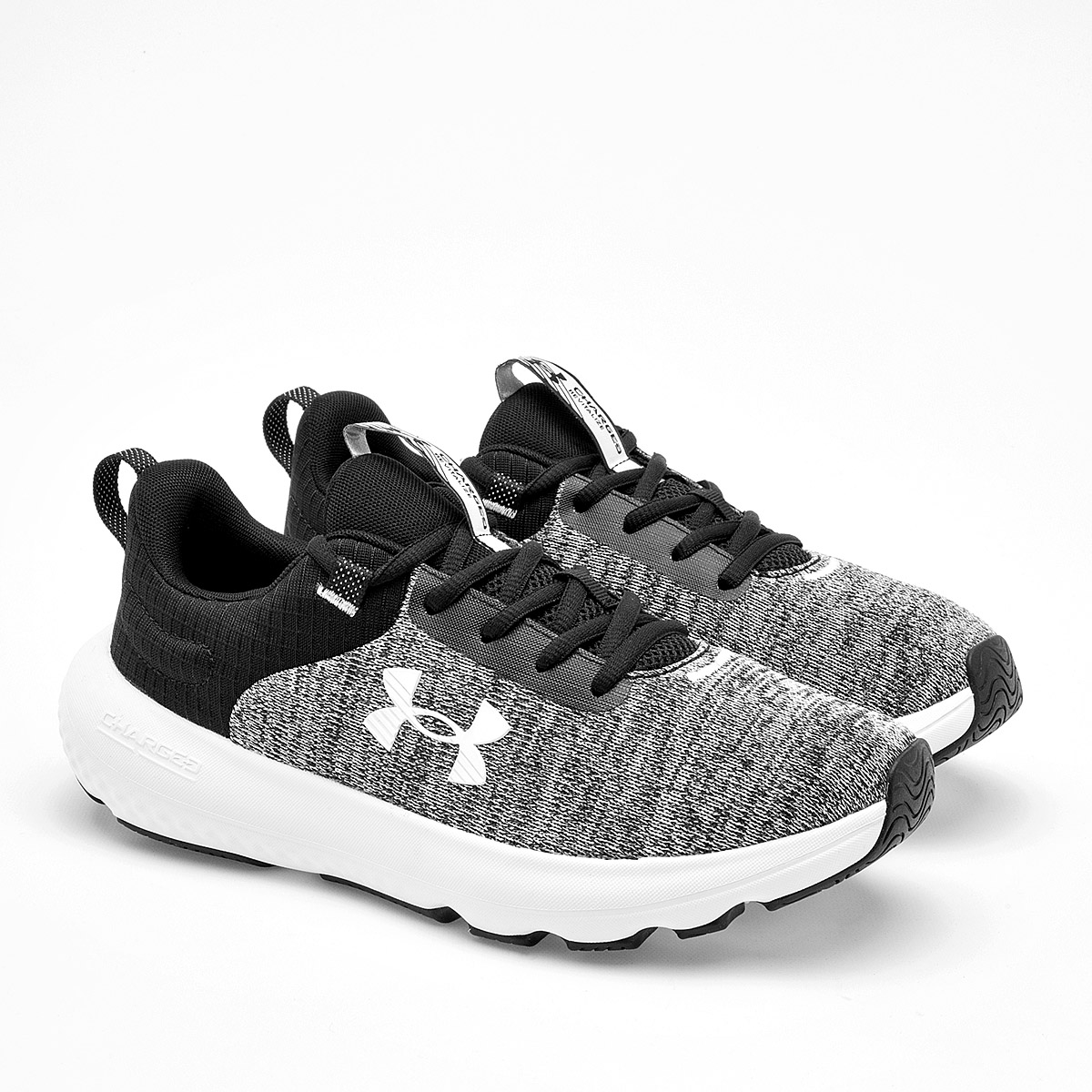 TENIS DEPORTIVO Ua Charged Revitalize UNDER ARMOUR PARA HOMBRE COLOR GRIS NEGRO 302667900