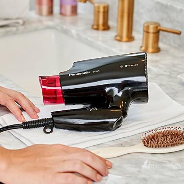 Secador de pelo compacto Panasonic nanoe para un cabello con aspecto saludable, portátil de 1400 W con mango plegable y boquilla QuickDry para un secado rápido – EH-NA27-K (negro/r