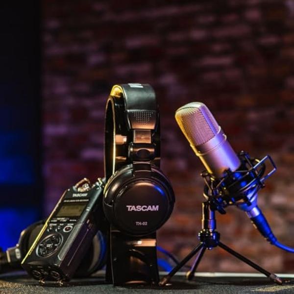 Auriculares profesionales de monitorización de estudio TASCAM TH-02, con cable y supraaurales, para grabación, podcasts, DJ, música y guitarra, con adaptador de jack de 1/4 de pulg
