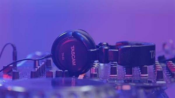 Auriculares profesionales de monitorización de estudio TASCAM TH-02, con cable y supraaurales, para grabación, podcasts, DJ, música y guitarra, con adaptador de jack de 1/4 de pulg