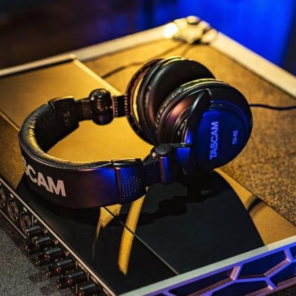 Auriculares profesionales de monitorización de estudio TASCAM TH-02, con cable y supraaurales, para grabación, podcasts, DJ, música y guitarra, con adaptador de jack de 1/4 de pulg
