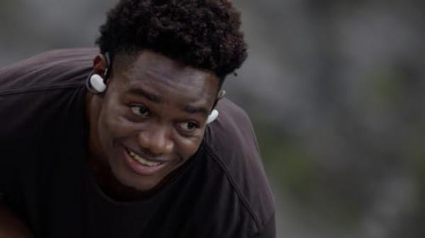 Auriculares deportivos inalámbricos Sony Float Run de oído abierto con Bluetooth para correr y hacer ejercicio, con micrófono y resistencia al agua IPX4, WIOE610/B