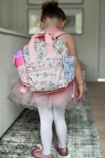 Mochila Itzy Ritzy para niños pequeños - Bolsa de guardería - Cuenta con correas de hombro ajustables, 2 bolsillos laterales y un interior espacioso con forro de tela lavable y eti