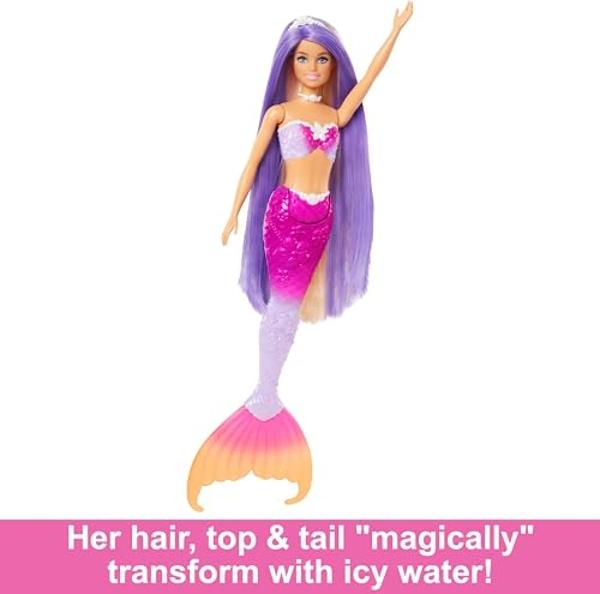 Muñeca Barbie Sirena, "Malibu" con cabello rosa, accesorios de peinado, delfín mascota y función de cambio de color que se activa con el agua.